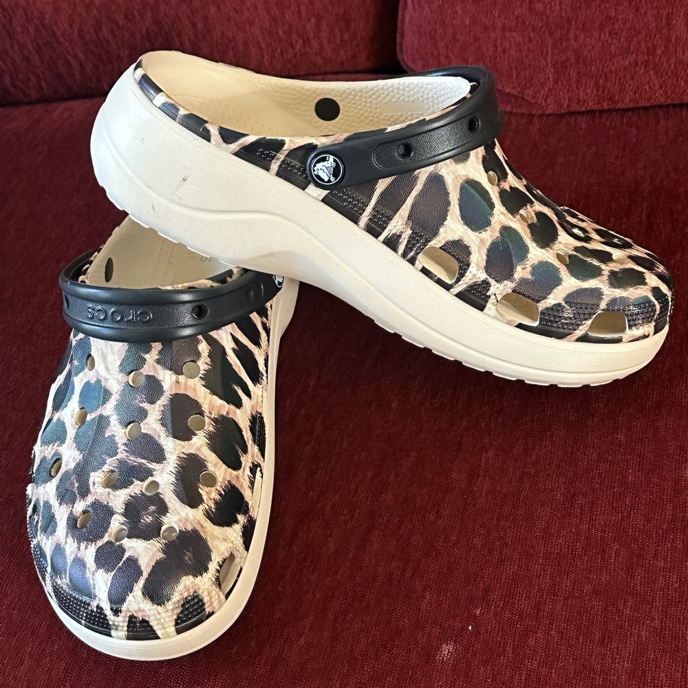 🐆✨ Crocs Leopard Platform Clogs – 11W – Wild, Cute & Never Worn! ✨🐆